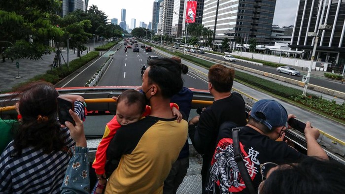 Serunya Keliling Jakarta Naik Bus Tingkat, Cocok Buat Ngabuburit Sejumlah warga menikmati pemandangan kota Jakarta dengan menumpang bus tingkat wisata Transjakarta saat menunggu waktu berbuka puasa (ngabuburit) di Jakarta, Minggu (26/3/2023). Berkeliling jalanan Ibukota dengan bus tingkat tersebut menjadi salah satu alternatif bagi warga untuk menghabiskan waktu menjelang berbuka puasa. ANTARA FOTO/Prabanndaru Wahyuaji/nz