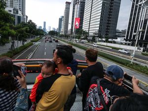 Video: Perayaan Tahun Baru, Bus Tingkat Gratis TransJakarta Tinggi Peminat