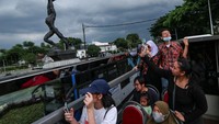 Berkeliling jalanan Ibu kota dengan bus tingkat tersebut menjadi salah satu alternatif bagi warga untuk menghabiskan waktu menjelang berbuka puasa.  