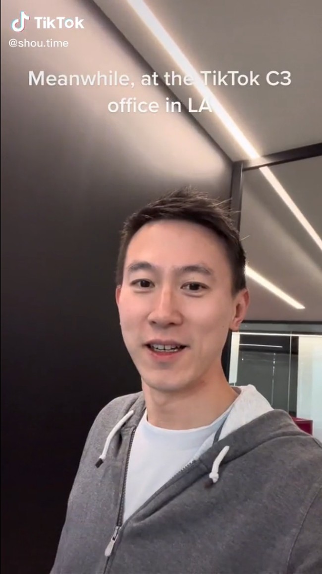 Tuan Chew sangat sabar dan sangat profesional selagi dia tidak dihormati dan disela terus menerus, kata TikToker @smallbizcassie yang menjelaskan popularitas Chew. Tuan Chew mungkin berpikir orang-orang ini sangat tidak terinformasi dan hampir mempermalukan diri mereka sendiri tapi dia sangat sabar dan tetap tenang selagi mencoba menjawab pertanyaan yang butuh jawaban kompleks, lanjutnya.Foto: Dok. TikTok