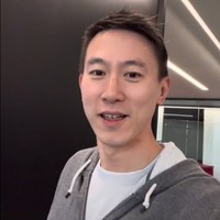 Tuan Chew sangat sabar dan sangat profesional selagi dia tidak dihormati dan disela terus menerus, kata TikToker @smallbizcassie yang menjelaskan popularitas Chew. Tuan Chew mungkin berpikir orang-orang ini sangat tidak terinformasi dan hampir mempermalukan diri mereka sendiri tapi dia sangat sabar dan tetap tenang selagi mencoba menjawab pertanyaan yang butuh jawaban kompleks, lanjutnya.Foto: Dok. TikTok