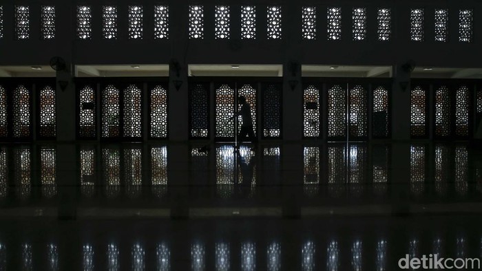 Singgah Sejenak ke Masjid Akbar Kemayoran Masjid Akbar Kemayoran merupakan masjid terbesar yang ada di Kemayoran. Berada di bawah naungan Pusat Pengelolaan Komplek Kemayoran, masjid ini memiliki luas sebesar 15000 m2 dibangun pada tahun 2008, Senin (27/3/2023).