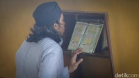 Umat muslim tengah membaca Al-Quran. Pada bulan Ramadan, Masjid Akbar Kemayoran juga menyediakan takjil saat buka puasa.  