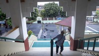 Orang-orang berjalan untuk melakukan ibadah salat dan tadarus di Masjid Akbar Kemayoran, Jakarta Pusat, Senin (27/3/2023). Menaiki tangga utama akan terlihat area serambi dan selasar yang luas dan lega mengelilingi ruang utama.