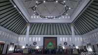 Memiliki desain bangunan yang unik, gaya bangunan masjid ini sangatlah berbeda dari masjid kebanyakan. Jika masjid pada umumnya memiliki kubah berbentuk kerucut yang dilengkapi bulan bintang di atasnya. Masjid Akbar Kemayoran justru terlihat unik dengan atap berbentuk limas serta empat menara kecil di setiap sudutnya.  