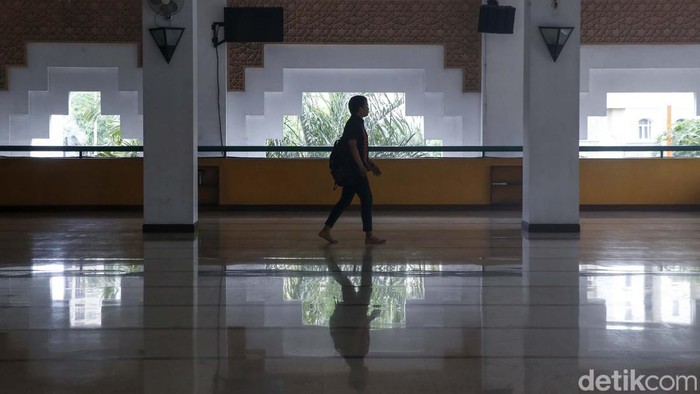 Singgah Sejenak ke Masjid Akbar Kemayoran Masjid Akbar Kemayoran merupakan masjid terbesar yang ada di Kemayoran. Berada di bawah naungan Pusat Pengelolaan Komplek Kemayoran, masjid ini memiliki luas sebesar 15000 m2 dibangun pada tahun 2008, Senin (27/3/2023).
