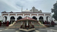 Selain unik dari bentuk kubah, secara keseluruhan masjid akbar ini menghadirkan bangunan dengan perpaduan nuansa Turki dan Demak.  