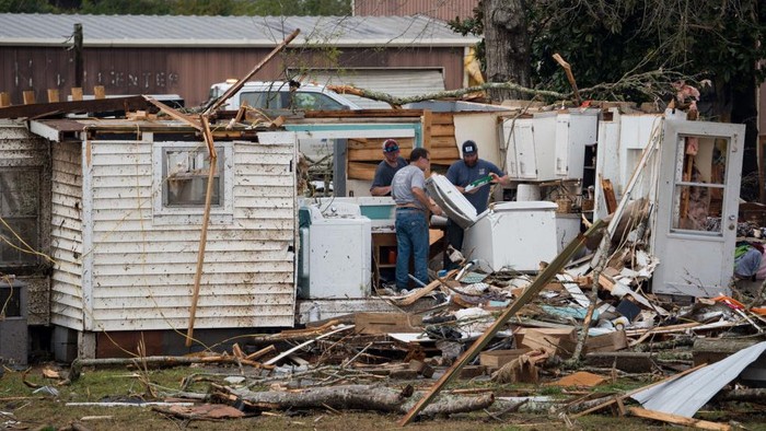 Sisa-sisa Badai Tornado yang Menghantam Kawasan Georgia, 100 Rumah Rusak Badai tornado telah menghantam kawasan di West Point, Georgia kemarin. Akibatnya, 100 rumah mengalami kerusakan.