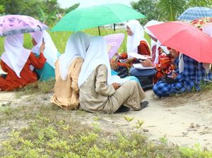 Berpayung, Siswa SMAN 4 Lingga Ujian di Atas Bukit karena Susah Sinyal
