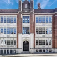 Setelah bertahun-tahun terbengkalai, sebuah sekolah menengah atas negeri di Homestead, Pennsylvania, AS, mendapat kehidupan baru. Seorang agen properti bernama Jesse Wig merenovasi bangunan yang sudah lama terbengkalai tersebut dan menyulapnya menjadi apartemen berdesain modern. (Foto: Alexis Zakis via CNBC)