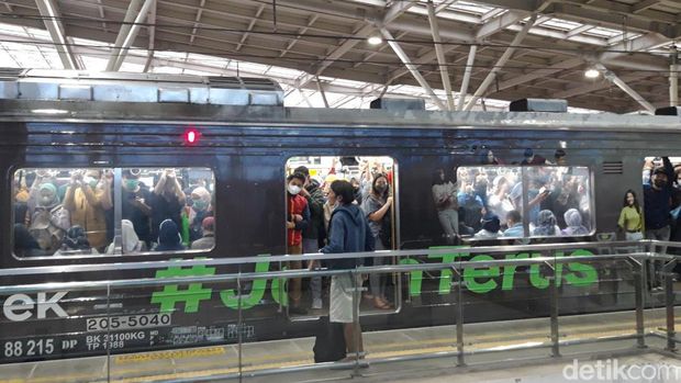 Stasiun Manggarai dipadati penumpang pada sore ini. Kepadatan penumpang juga terjadi di dalam kereta rel listrik (KRL). (Magdalena Handrica/detikcom)