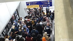 Netizen Tantang Anggota DPR Naik KRL Transit di Manggarai
