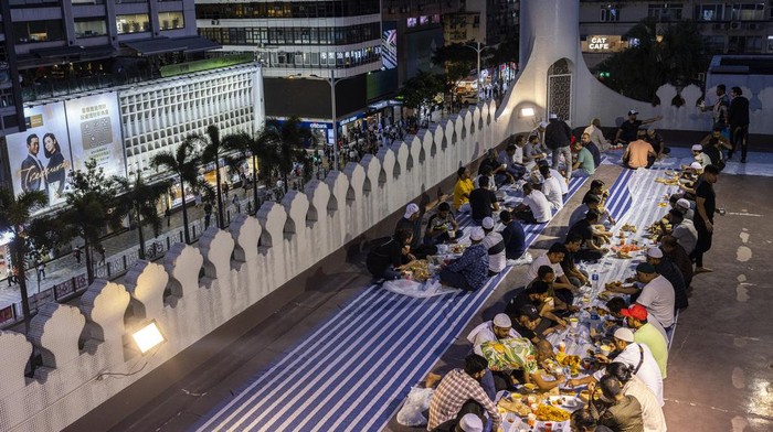 Suasana Buka Puasa Bersama di Masjid Kowloon Hong Kong Devotees break their fast after dusk on first day of Ramadan, at the Kowloon Mosque in Hong Kong, Thursday, March 23, 2023. (AP Photo/Louise Delmotte)