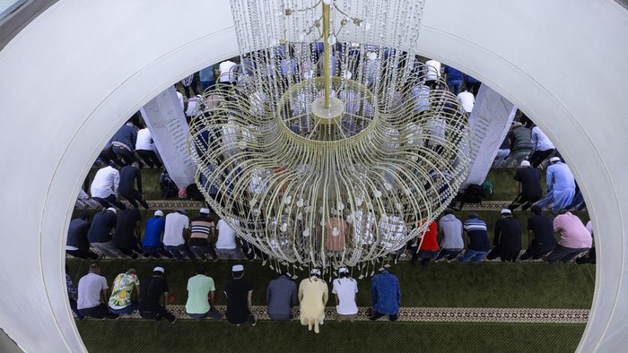 Devotees break their fast after dusk on first day of Ramadan, at the Kowloon Mosque in Hong Kong, Thursday, March 23, 2023. (AP Photo/Louise Delmotte)