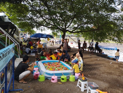 Suasana ngabuburit di Taman Pancing, Denpasar, Minggu (26/3/2023). Foto: Nuranda Indrajaya/detikBali.