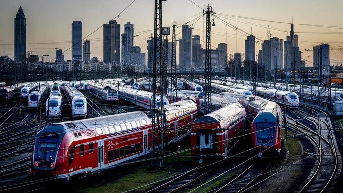 Suasana Stasiun KA di Frankfurt Sepi Gegara Aksi Pemogokan Massal Stasiun kereta api Frankfurt, Jerman, sepi aktivitas. Kondisi ini menandakan dimulainya aksi pemogokan nasional pada hari ini.