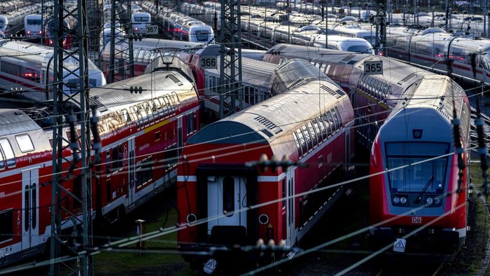 Stasiun kereta api Frankfurt, Jerman, sepi aktivitas. Kondisi ini menandakan dimulainya aksi pemogokan nasional pada hari ini.