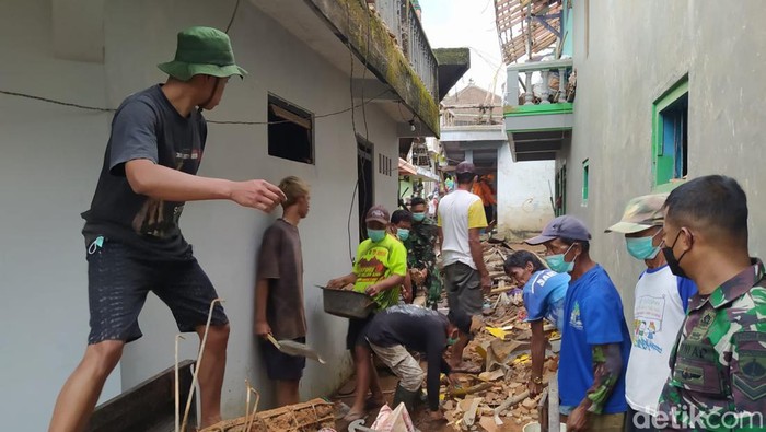Suasana terkini TKP ledakan petasan di Kaliangkrik Magelang, Senin (27/3/2023). Tampak warga, relawan, dan personel TNI/Polri kerja bakti membersihkan puing-puing bangunan.