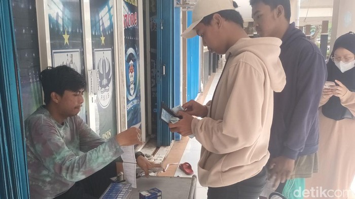 Suporter membeli tiket PSIS Semarang vs Persebaya Surabaya di Panserbiru Store, kompleks Stadion Citarum, Semarang, Senin (27/3/2023).