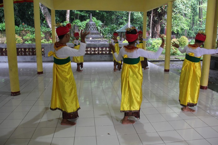 Tari Sireh dari Dusun Buani, Desa Bentek, Kecamatan Gangga, Lombok Utara. (Kemendikbud)