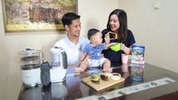 Sejak Arrasya, anak pertama kecil, Tasya Kamila selalu merawat sendiri buah hatinya. Termasuk membuatkan makanan MPASI yang sehat. Foto: Instagram/tasyakamila