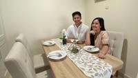 Meja makan menjadi salah satu tempat favorit keduanya. Sambil menikmati makanan, Tasya dan Randy sedang berbincang hangat dan santai tentang keluarganya. Foto: Instagram/tasyakamila