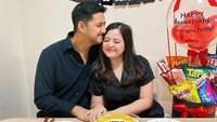 Keromantisannya dengan sang suami juga selalu diperlihatkan. Salah satunya saat merayakan anniversary pernikahan dengan banyak makanan enak. Foto: Instagram/tasyakamila