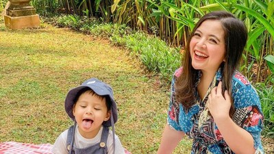 Tasya Kamila Piknik Bareng Anak dan Dinner Romantis di Balkon Rumah