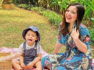 Tasya Kamila Piknik Bareng Anak dan Dinner Romantis di Balkon Rumah
