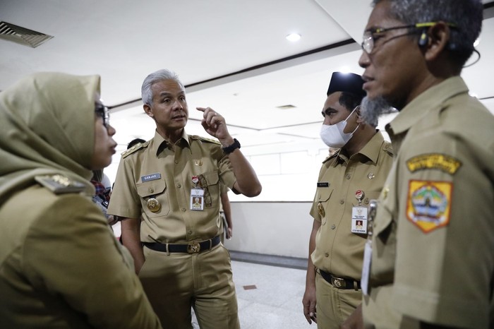 Gubernur Jawa Tengah Ganjar Pranowo menggalakkan pemantauan komoditas kebutuhan pokok, serta menggelar operasi pasar di beberapa kabupaten dan kota.