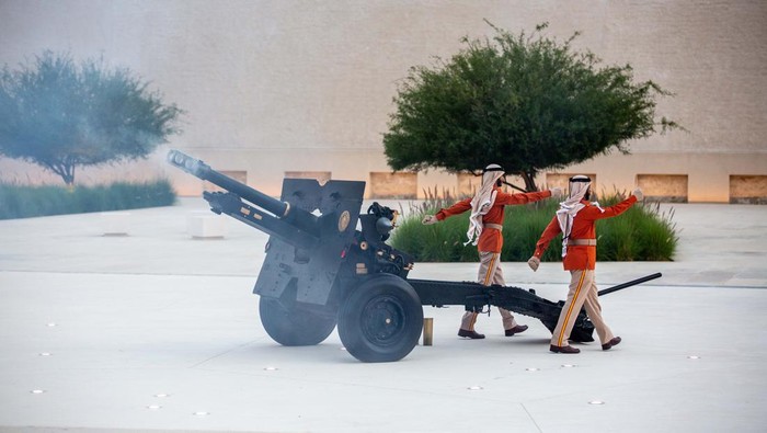 ABU DHABI, UNITED ARAB EMIRATES - MARCH 24: Personnel fire the Iftar cannon ahead of a traditional mass Iftar dinner on the first Friday of the month of Ramadan in Abu Dhabi's historical Qasr al-Hosn, United Arab Emirates on March 24, 2023. (Photo by Mohamed Zarandah/Anadolu Agency via Getty Images)
