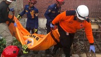 Menurut informasi, saksi sedang bekerja bersama rekan-rekannya memperbaiki rumah. Kemudian, saksi turun ke bawah untuk mengambil kawat. (dok IG @humasjakfire)
