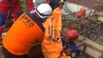 Momen Dramatis Evakuasi 3 Korban Tertimpa Tembok Roboh di Jakbar