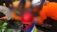 Petugas berupaya memotong kerangka besi pada tembok agar korban bisa dikeluarkan. (dok IG @humasjakfire)