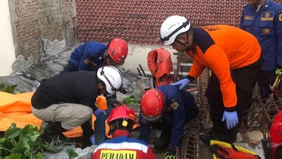 Momen Dramatis Evakuasi 3 Korban Tertimpa Tembok Roboh di Jakbar