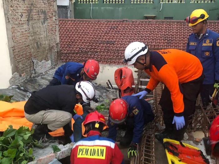 Tembok rumah di Kembangan, Jakbar yang tengah direnovasi roboh. Akibatnya, 3 pekerja tertimpa tembok. Begini proses evakuasinya yang berlangsung dramatis. (dok IG @humasjakfire) Tembok rumah di Kembangan, Jakbar yang tengah direnovasi roboh. Akibatnya, 3 pekerja tertimpa tembok. Begini proses evakuasinya yang berlangsung dramatis. (dok IG @humasjakfire)