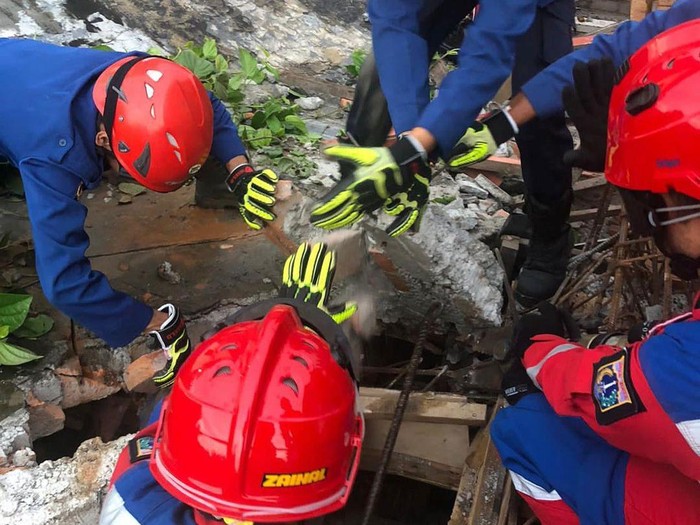 Tembok rumah di Kembangan, Jakbar yang tengah direnovasi roboh. Akibatnya, 3 pekerja tertimpa tembok. Begini proses evakuasinya yang berlangsung dramatis. (dok IG @humasjakfire) Tembok rumah di Kembangan, Jakbar yang tengah direnovasi roboh. Akibatnya, 3 pekerja tertimpa tembok. Begini proses evakuasinya yang berlangsung dramatis. (dok IG @humasjakfire)