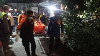 Prosesnya mulai dilakukan pukul 16.43 WIB berkolaborasi dengan petugas lainnya dari instansi terkait. Proses evakuasi dinyatakan berakhir pukul 18.04 WIB (dok IG @humasjakfire)