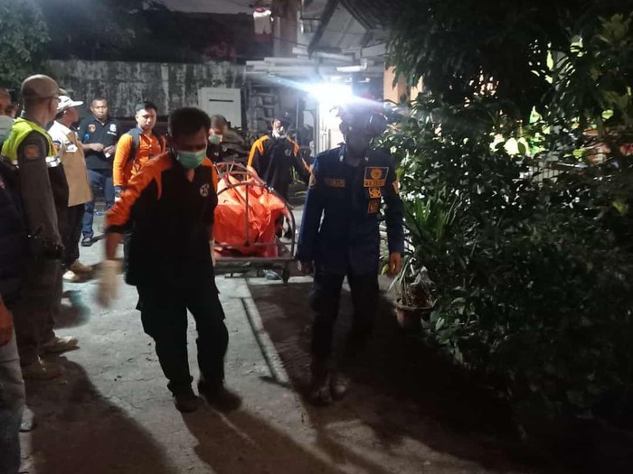 Tembok rumah di Kembangan, Jakbar yang tengah direnovasi roboh. Akibatnya, 3 pekerja tertimpa tembok. Begini proses evakuasinya yang berlangsung dramatis. (dok IG @humasjakfire) Tembok rumah di Kembangan, Jakbar yang tengah direnovasi roboh. Akibatnya, 3 pekerja tertimpa tembok. Begini proses evakuasinya yang berlangsung dramatis. (dok IG @humasjakfire)