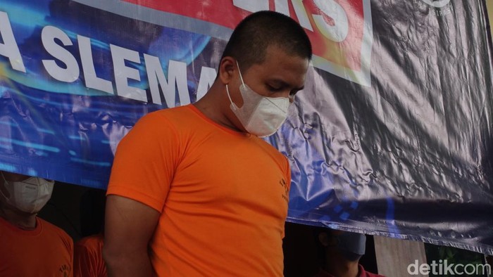 Tersangka MS yang menuduh klithih dan membacok korban, saat dirilis di Mapolresta Sleman, Senin (27/3/2023).