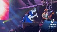Tiara Andini membawakan sejumlah lagunya. Foto: TikTok Yopinoo