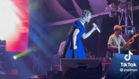 Ia tampak begitu menghayati aksinya di depan begitu banyak penonton. Foto: TikTok Yopinoo