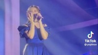 Meski menangis, Tiara Andini tetap menuntaskan penampilannya. Foto: TikTok Yopinoo