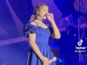 7 Potret Tiara Andini Nangis di Panggung