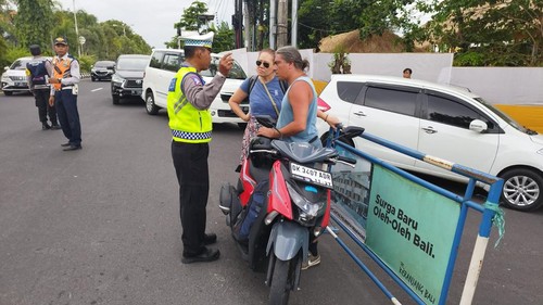 Polresta Denpasar bersama jajaran Polsek menindak pelanggar lalu lintas.