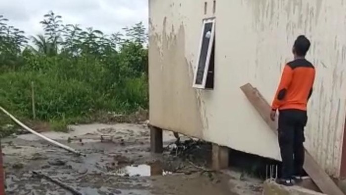 Tim BPBD melakukan pengecekan di lokasi munculnya semburan lumpur di Kapuas, Kalbar.