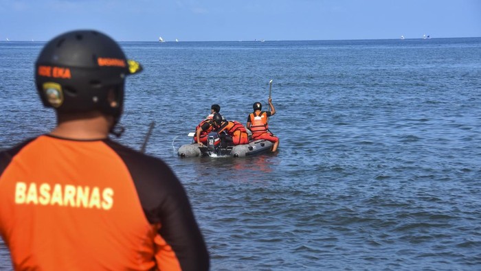 Kapal MT Kristin Surabaya yang mengangkut BBM jenis Pertalite terbakar di perairan Ampenan, Mataram, NTB, Minggu (26/3). Saat ini tim SAR telah dikerahkan untuk mencari korban.
