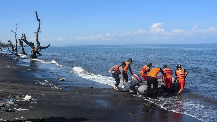 Kapal MT Kristin Surabaya yang mengangkut BBM jenis Pertalite terbakar di perairan Ampenan, Mataram, NTB, Minggu (26/3). Saat ini tim SAR telah dikerahkan untuk mencari korban.