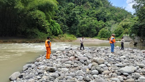 Tim SAR gabungan saat mencari Wilhelmina Dahut (70) yang hilang terseret arus Sungai Waemelo di Kampung Waedangka, Desa Racangwalak, Kecamatan Welak, Kabupaten Manggarai Barat, Nusa Tenggara Timur (NTT).