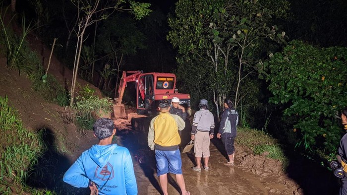TRC BPBD Boyolali bersama relawan dan masyarakat lembur membersihkan longsoran yang menutup akaes jalan Cepogo - Jeruk, Kecamatan Selo, Boyolali. Foto diunggah Senin (27/3/2023).